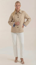 Chaqueta Lindsay con Cuello Camisero y Botonadura